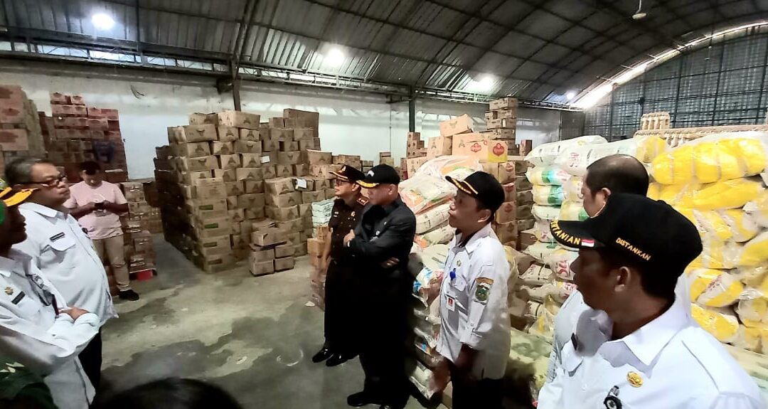 Sidak Pasar dan Toko Modern, Tri Harso Pastikan Harga Bahan Pokok Stabil dan Stok Aman